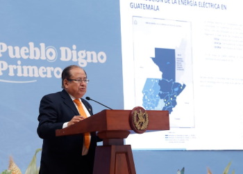 El ministro de Energía y Minas compartió los planes de electrificación en el país. (Foto: Gilbert García)