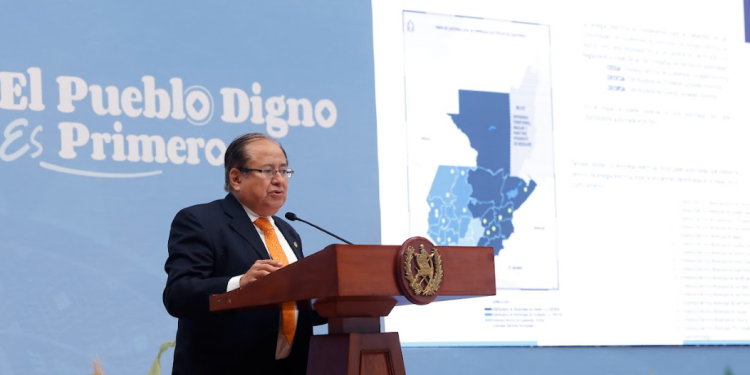 El ministro de Energía y Minas compartió los planes de electrificación en el país. (Foto: Gilbert García)