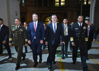 El presidente Bernardo Arévalo y autoridades del Comando Sur de los Estados Unidos