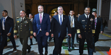 El presidente Bernardo Arévalo y autoridades del Comando Sur de los Estados Unidos