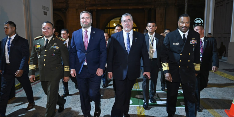 El presidente Bernardo Arévalo y autoridades del Comando Sur de los Estados Unidos