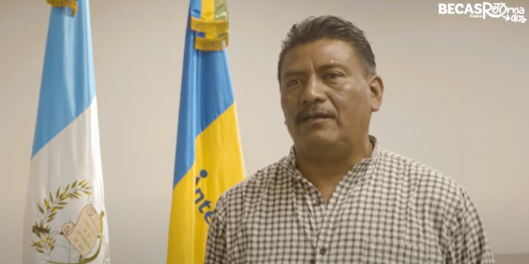 Julio César Ordóñez, beneficiario de becas para la comunidad migrante retornada. (Foto: Intecap)