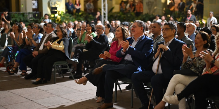 El Festival Centroamérica Cuenta 2025 finalizó con un diálogo entre el presidente Bernardo Arévalo y la periodista española Pepa Bueno. (Foto: Byron de la Cruz)
