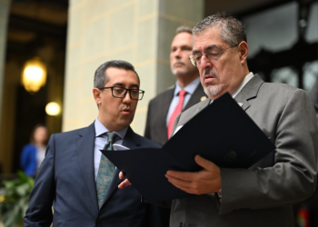 Presidente Bernardo Arévalo y el ministro de Finanzas Públicas, Jonathan Menkos. / Foto: Byron de la Cruz