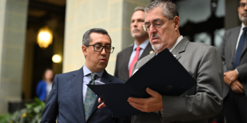 Presidente Bernardo Arévalo y el ministro de Finanzas Públicas, Jonathan Menkos. / Foto: Byron de la Cruz