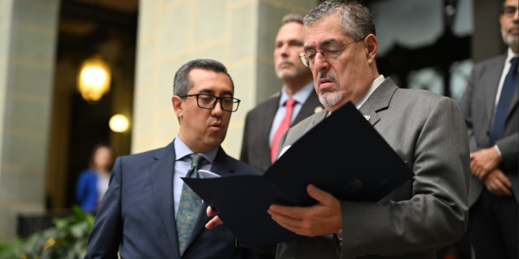 Presidente Bernardo Arévalo y el ministro de Finanzas Públicas, Jonathan Menkos. / Foto: Byron de la Cruz
