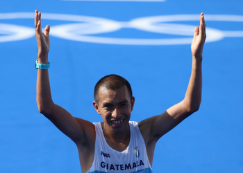 Vicepresidenta Karin Herrera felicita a Alberto González, campeón de la Media Maratón de Cobán 2025