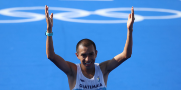 Vicepresidenta Karin Herrera felicita a Alberto González, campeón de la Media Maratón de Cobán 2025