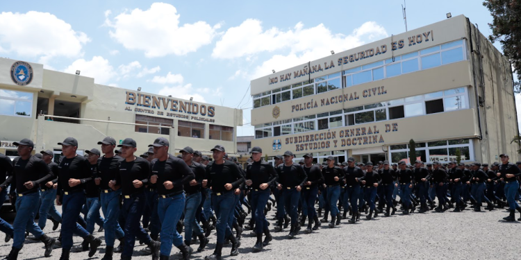 Para muchos, pertenecer a la PNC no es solo un empleo, sino una misión de vida. / Foto: Alex Jacinto.