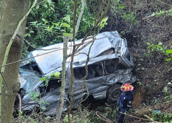 La DGT indicó que el microbús accidentado en el libramiento de Chimaltenango no contaba con tarjeta de operación para el servicio público. (Foto: ASONBOMD)