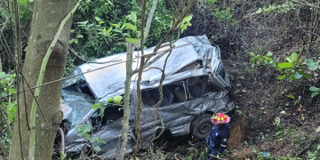 La DGT indicó que el microbús accidentado en el libramiento de Chimaltenango no contaba con tarjeta de operación para el servicio público. (Foto: ASONBOMD)
