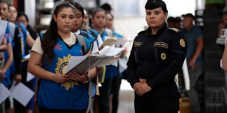 Los postulantes deben tener entre 18 y 29 años, haber culminado el nivel diversificado. / Foto: Alex Jacinto