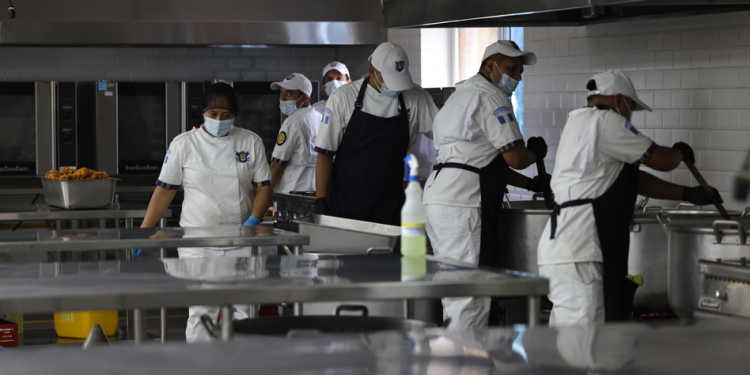 En este espacio, el alimento se convierte en una herramienta clave para el rendimiento académico y físico de los estudiantes. / Foto: Mario Fernando León, DCA.