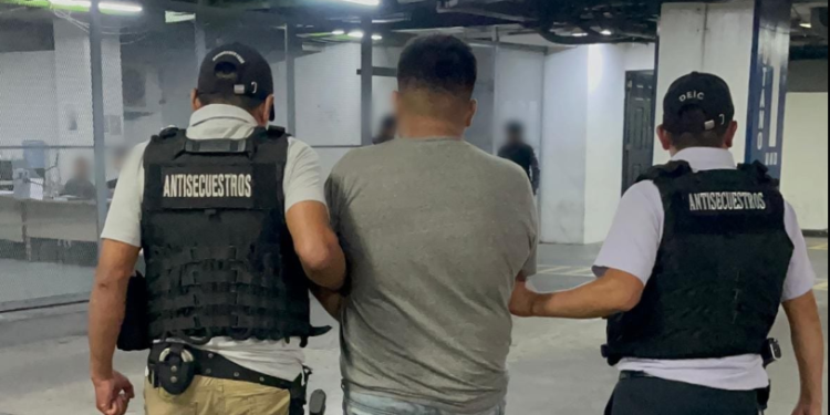 Los agentes observaron a un hombre con rasgos similares a los del reportado como desaparecido, caminando cerca del lugar donde finalmente fue detenido. / Foto: PNC