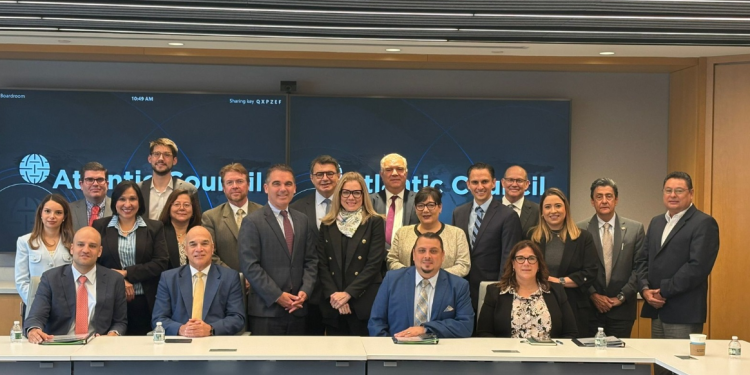 La delegación de Guatemala está encabezada por el vicecanciller Julio Orozco y la ministra de Economía, Gabriela García. / Foto: Minex.