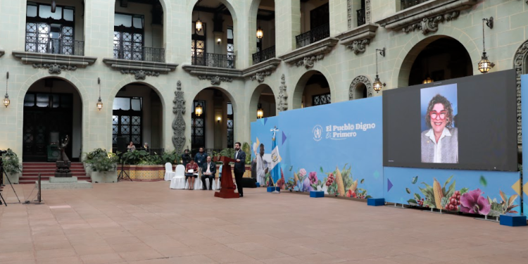 La ministra de economía se conectó desde E.E.U.U. por videoconferencia a La Ronda. / Foto: Alex Jacinto