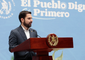 Secretario de Comunicación Social hace el llamado a postularse al programa Becas por Nuestro Futuro. (Foto: Alex Jacinto)