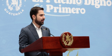 Secretario de Comunicación Social hace el llamado a postularse al programa Becas por Nuestro Futuro. (Foto: Alex Jacinto)