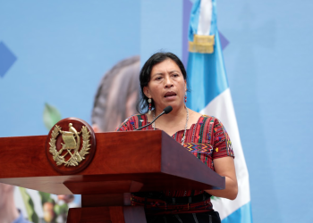 Ministra de Trabajo y Previsión Social, Miriam Roquel en La Ronda. / Foto: Alex Jacinto