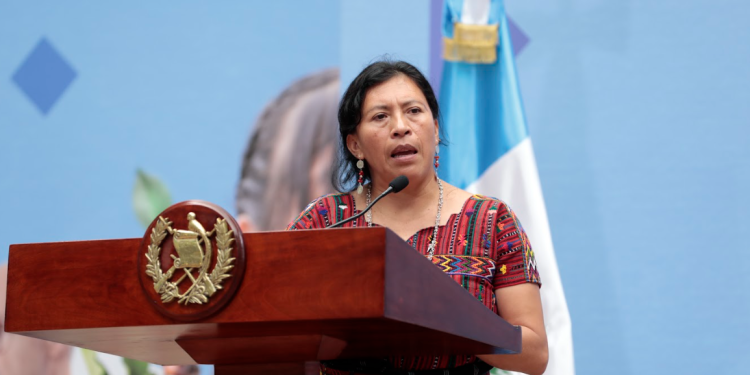 Ministra de Trabajo y Previsión Social, Miriam Roquel en La Ronda. / Foto: Alex Jacinto