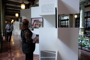 Una mirada al pasado desde los pasillos del Palacio Nacional. / Foto: Alex Jacinto