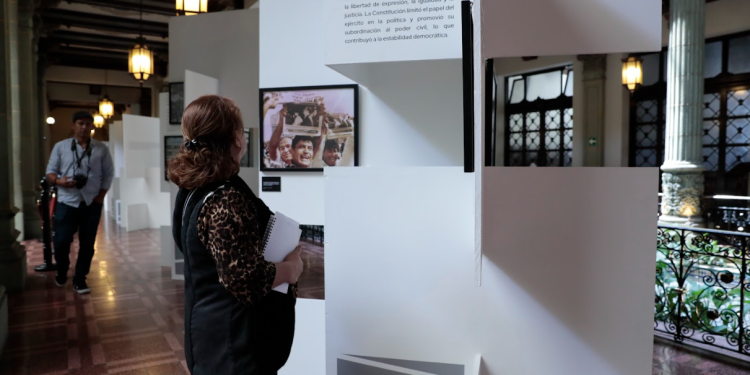 Una mirada al pasado desde los pasillos del Palacio Nacional. / Foto: Alex Jacinto