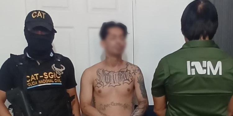 El individuo, de 32 años, fue ubicado en territorio mexicano y entregado a investigadores del Centro Antipandillas Transnacional (CAT-PNC. / Foto: PNC