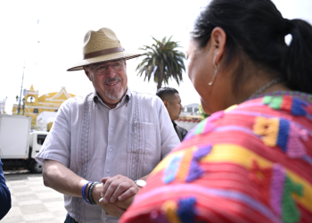 Presidente Bernardo Arévalo firmó agenda de desarrollo con las autoridades ancestrales de Santiago, Sacatepéquez. (Foto: Byron de la Cruz)
