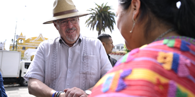 Presidente Bernardo Arévalo firmó agenda de desarrollo con las autoridades ancestrales de Santiago, Sacatepéquez. (Foto: Byron de la Cruz)
