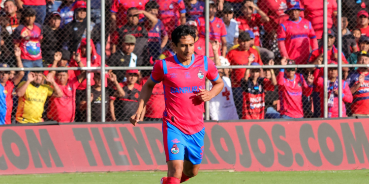 Comienza la barrida: Municipal anuncia la salida de tres jugadores