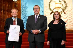 La condecoración fue otorgada por el presidente Arévalo, acompañado por la viceministra de Relaciones Exteriores, María Luisa Ramírez. / Foto: Alvaro Interiano