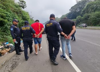 Dos hombres fueron detenidos por efectuar carreras clandestinas en la autopista Palín-Escuintla.