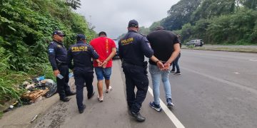 Dos hombres fueron detenidos por efectuar carreras clandestinas en la autopista Palín-Escuintla.