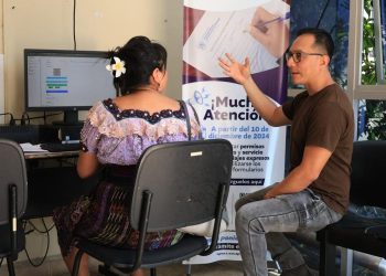 La DGT instala computadoras en su cede central para facilitar los trámites en línea a los usuarios.