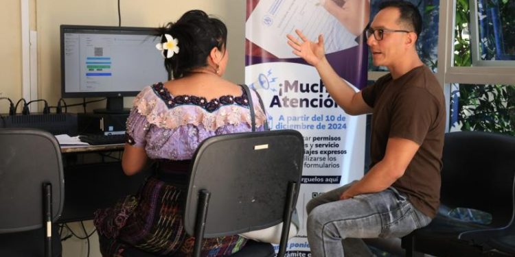 La DGT instala computadoras en su cede central para facilitar los trámites en línea a los usuarios.