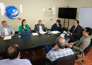 Autoridades de la DGT conversan con empresarios de transporte extraurbano de pasajeros.