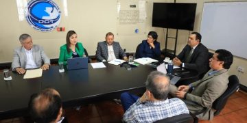 Autoridades de la DGT conversan con empresarios de transporte extraurbano de pasajeros.
