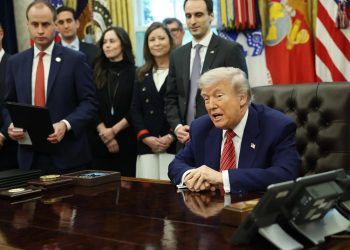 El presidente estadounidense aseguró que podría imponer aranceles a fabricantes de móviles y presiona para que fabriquen en ese país.