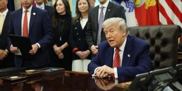 El presidente estadounidense aseguró que podría imponer aranceles a fabricantes de móviles y presiona para que fabriquen en ese país.