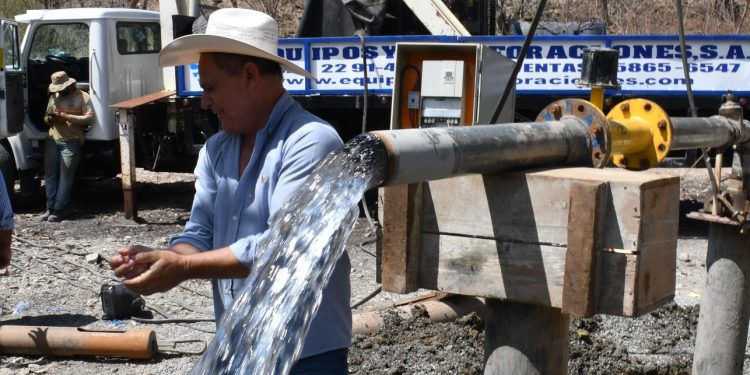 Supervisan avances del proyecto de agua potable en San José La Arada