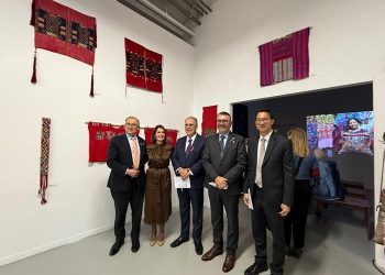 La exposición de textiles mayas en La Haya fue un escenario para el intercambio de ideas que atrajo a cientos de personas.