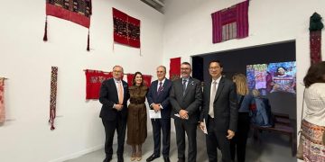 La exposición de textiles mayas en La Haya fue un escenario para el intercambio de ideas que atrajo a cientos de personas.