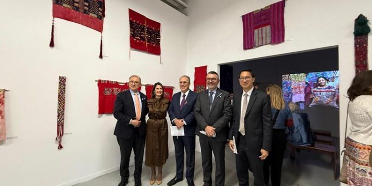 La exposición de textiles mayas en La Haya fue un escenario para el intercambio de ideas que atrajo a cientos de personas.