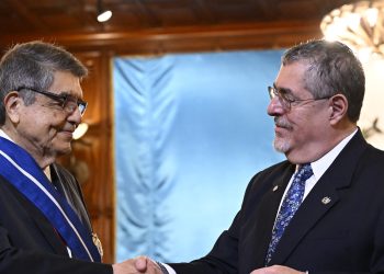 El escritor Sergio Ramírez y el presidente Bernardo Arévalo al momento de la condecoración. / Foto: Álvaro Interiano.