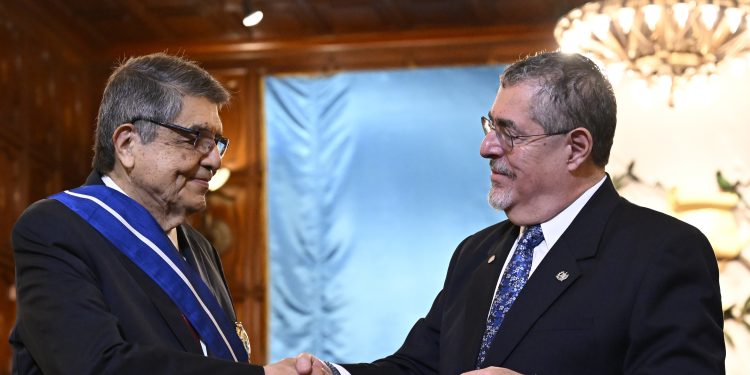 El escritor Sergio Ramírez y el presidente Bernardo Arévalo al momento de la condecoración. / Foto: Álvaro Interiano.