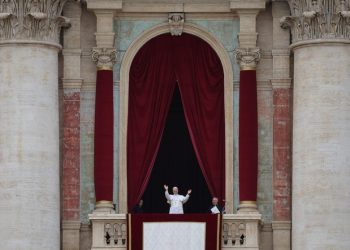 El papa León XIV dirige la oración "Regina Coeli" (Reina del Cielo) de este 11 de mayo. / Foto: EFE.