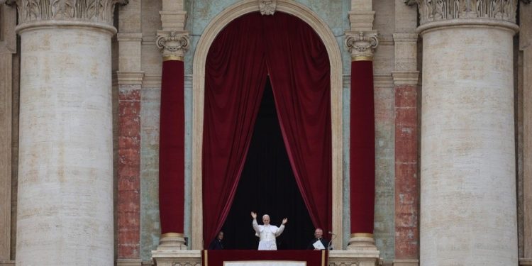 El papa León XIV dirige la oración "Regina Coeli" (Reina del Cielo) de este 11 de mayo. / Foto: EFE.