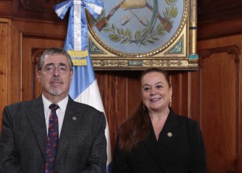 El presidente Arévalo junto a la ministra de Educación Anabella Giracca. / Foto: Alex Jacinto.
