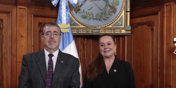 El presidente Arévalo junto a la ministra de Educación Anabella Giracca. / Foto: Alex Jacinto.