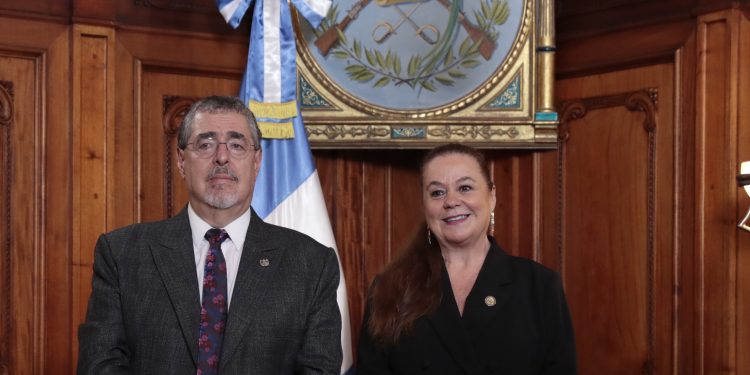 El presidente Arévalo junto a la ministra de Educación Anabella Giracca. / Foto: Alex Jacinto.